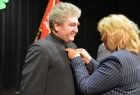 Przewodnicząca Marta Mordarska przypina odznakę.